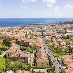 Living By Homie Funchal (Madeira)
