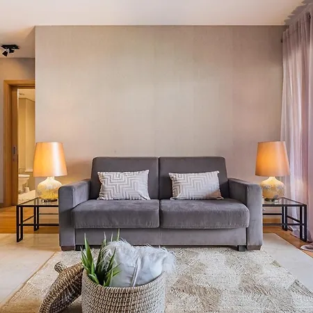 Living By Homie Apartman